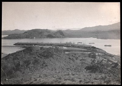 Uitzicht op gebouwen en kades in Balboa, Panama, de Pacifische ingang van het kanaal door Byron Company